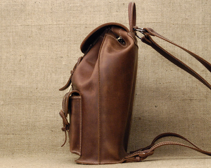 КОЖАНЫЙ РЮКЗАК.РУЧНАЯ РАБОТА.(вид с боку)